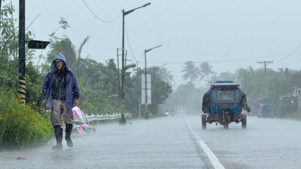 Pluies et vents forts liés au typhon Ragasa en Asie