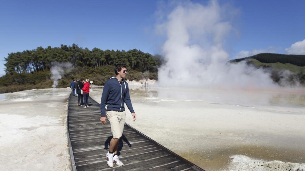 Reportage international - Nouvelle-Zélande: tourisme en terre maori, le revers de la médaille à Rotorua