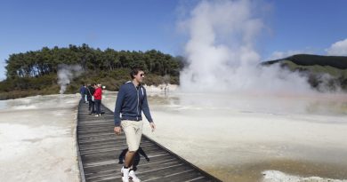 Reportage international - Nouvelle-Zélande: tourisme en terre maori, le revers de la médaille à Rotorua