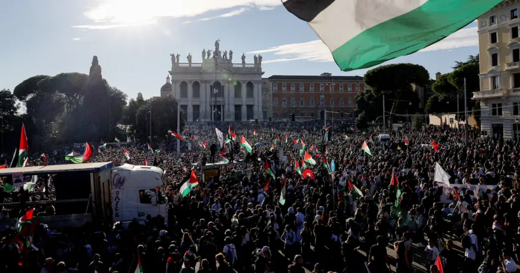 A Rome, une impressionnante marée humaine défile pour Gaza et contre Meloni