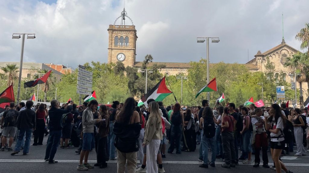 Flottille pour Gaza : à Barcelone, des manifestants, emmenés par des étudiants, bloquent une partie de la ville