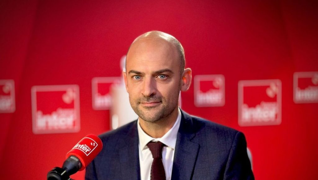 Jean-Noël Barrot dénonce le "chantage pour des places" des Républicains