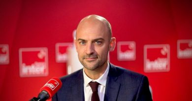 Jean-Noël Barrot dénonce le "chantage pour des places" des Républicains