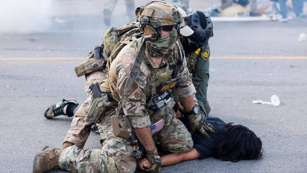 L'administration Trump décrit des villes démocrates comme «zones de guerre», justifiant l'envoi de troupes - Le Temps