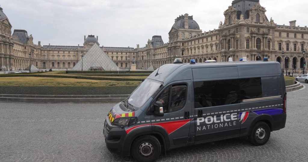 Le spectaculaire vol au Louvre chiffré à 88 millions d'euros par la conservatrice | RTS