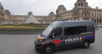 Le spectaculaire vol au Louvre chiffré à 88 millions d'euros par la conservatrice | RTS