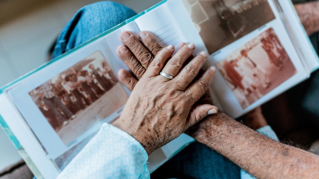 Tour du monde des correspondants - Alzheimer: regards croisés aux quatre coins du globe
