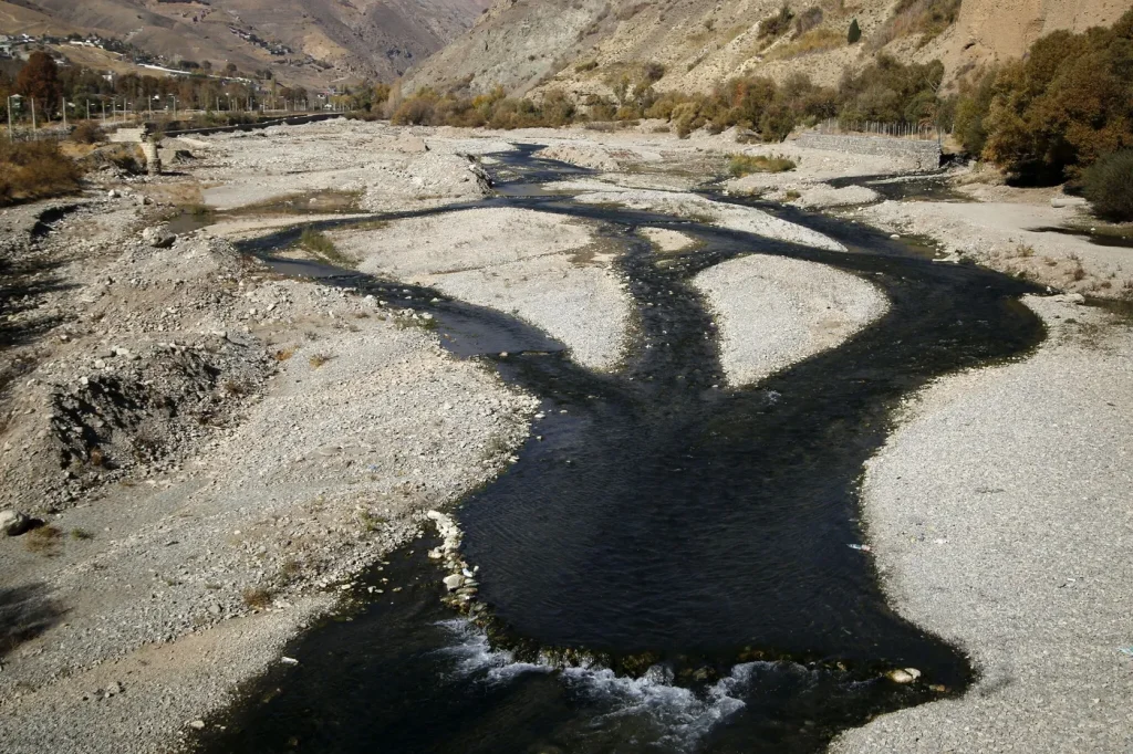 « Il est presque impossible de remplir un verre d’eau à Téhéran » : en Iran, la capitale à court d’eau