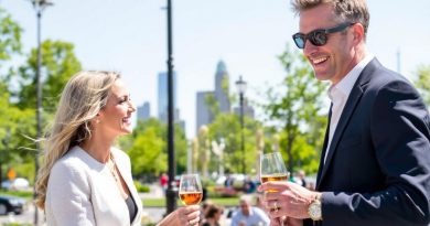 Deux personnes dégustant un verre de vin en ville