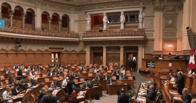 Eurozapping : la Suisse veut exporter plus d'armes