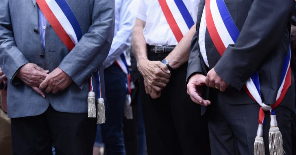 Municipales 2026. Comment les élus font face aux violences dans la rue, mais aussi en ligne